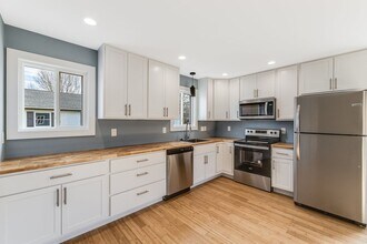 12 New St in Woodfin, NC - Building Photo - Building Photo