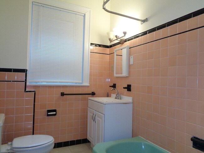 6 Beals St, Unit 2 in Brookline, MA - Building Photo - Building Photo