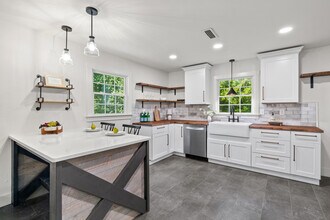 7916 Valley View Dr SE in Huntsville, AL - Building Photo - Building Photo