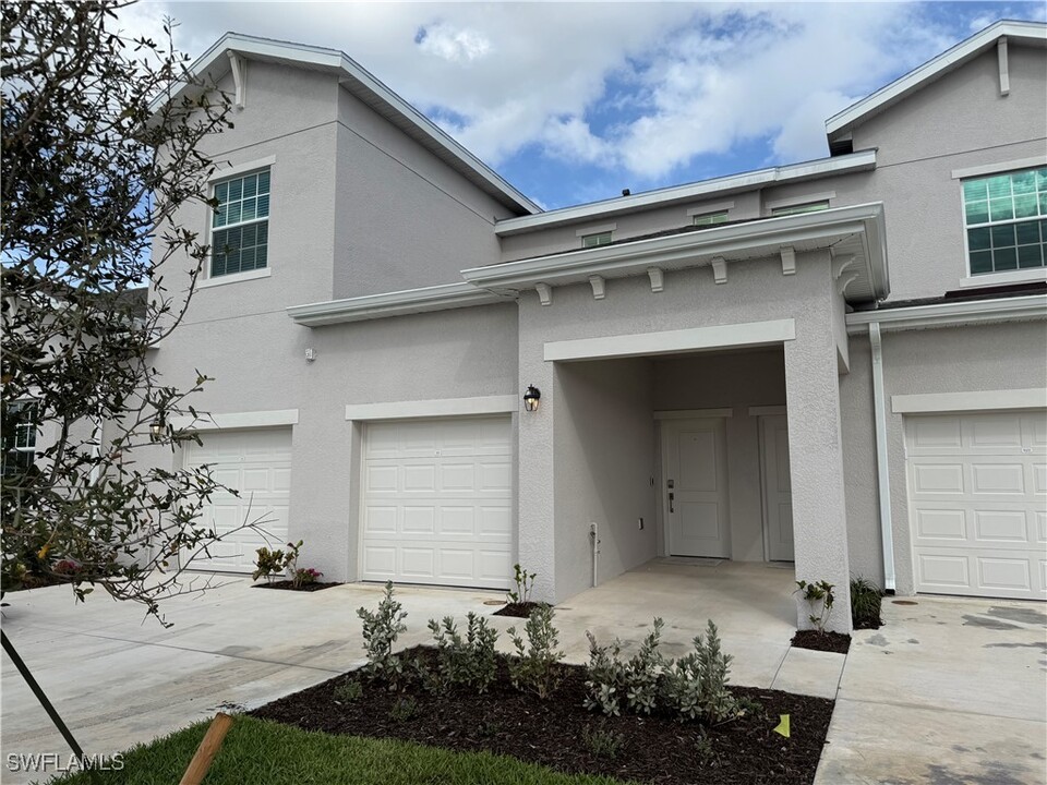 20610 Hazelnut Ct in Lehigh Acres, FL - Building Photo