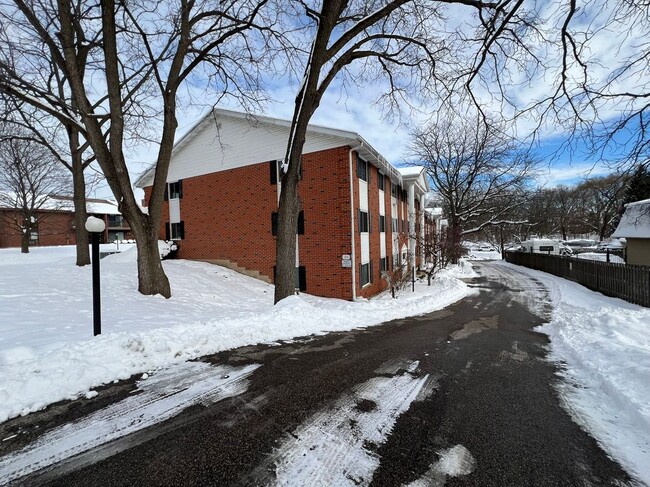 255 Elmwood Ave in Lake Geneva, WI - Building Photo - Building Photo