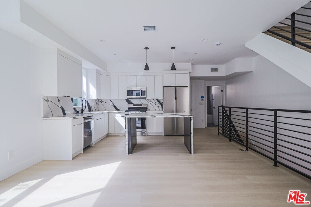 11814 Gilmore St in Los Angeles, CA - Building Photo