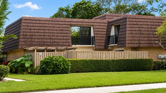1304 13th Ln in Palm Beach Gardens, FL - Building Photo