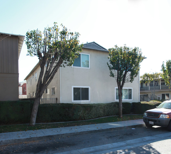 176 W Elmwood Ave in Burbank, CA - Building Photo - Building Photo