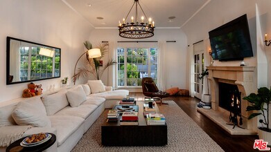 3145 La Suvida Dr in Los Angeles, CA - Building Photo - Building Photo