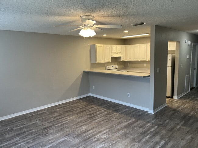 2263 Whitman Ln in Fort Walton Beach, FL - Building Photo - Building Photo