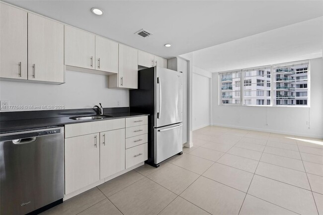 910 West Ave, Unit 1138 in Miami Beach, FL - Building Photo - Building Photo