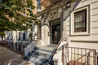 300 Manhattan Ave in New York, NY - Building Photo - Building Photo