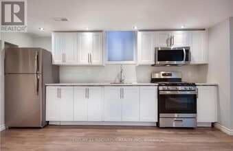 165 Emick Dr in Hamilton, ON - Building Photo - Building Photo