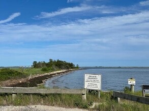 24 E Point Ln in Hampton Bays, NY - Building Photo - Building Photo