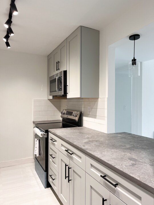 187 Lakeview Dr in Weston, FL - Building Photo