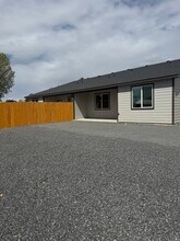 8673 Charles Rd NE, Unit B in Moses Lake, WA - Building Photo - Building Photo