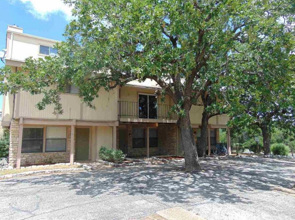 1008 Hi Stirrup, Unit 1 in Horseshoe Bay, TX - Building Photo