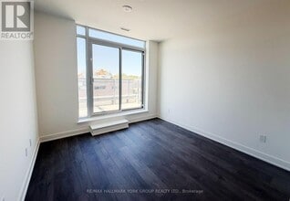 715 Davis Dr in Newmarket, ON - Building Photo - Building Photo