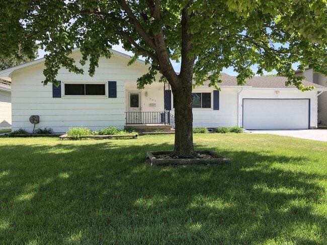property at 809 E Phoenix Ave