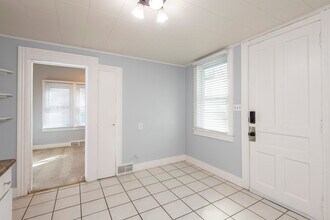 2615 N Wauwatosa Ave, Unit Lower in Wauwatosa, WI - Building Photo - Building Photo