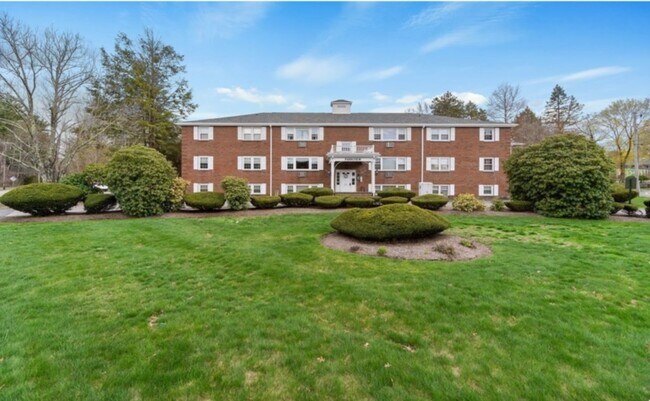 224 School St, Unit 5 in Walpole, MA - Building Photo - Building Photo