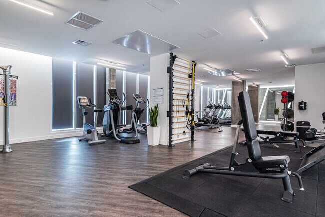 885 Boul. de Maisonneuve E, Unit SI ID1261834P in Montréal, QC - Building Photo - Building Photo