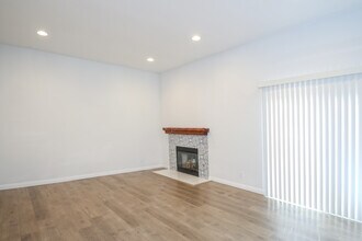 1087 E Grand Ave, Unit #103 in Pomona, CA - Foto de edificio - Building Photo