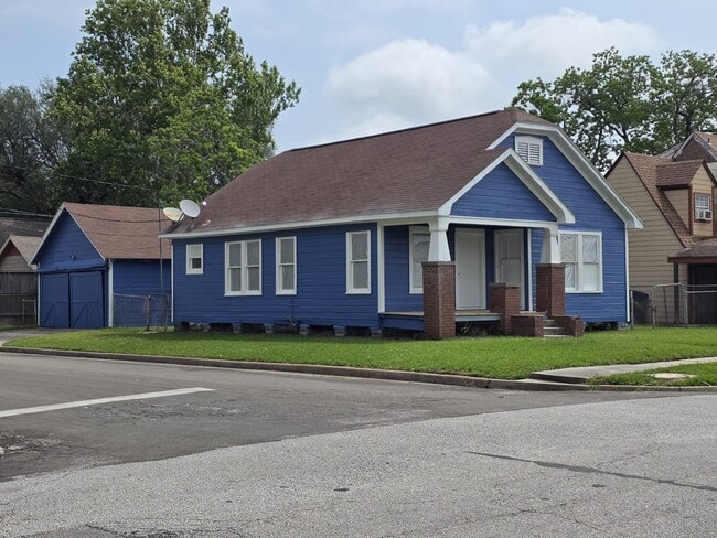property at 600 E Defee Ave