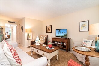 284 4th St S in Naples, FL - Foto de edificio - Building Photo