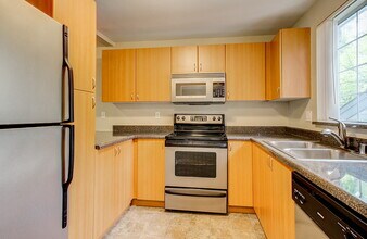 Sammamish View in Bellevue, WA - Foto de edificio - Building Photo