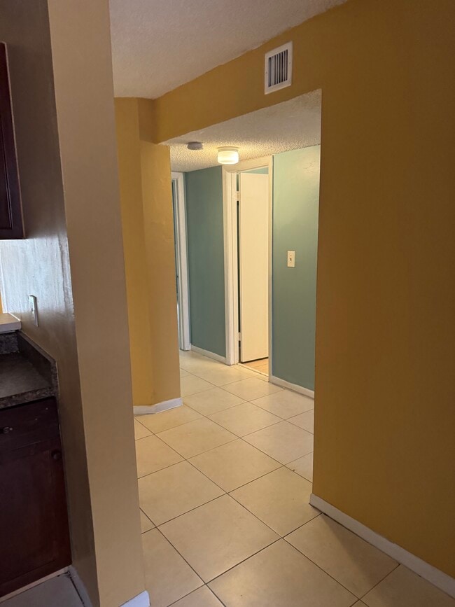 4207 Lakeside Dr in Tamarac, FL - Building Photo - Building Photo
