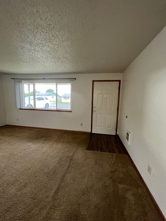 210 Blossom Dr in Moxee, WA - Building Photo - Building Photo