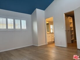 557 E Verdugo Ave in Burbank, CA - Building Photo