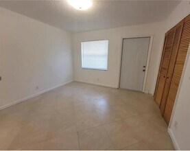 8071 NW 44th Ct in Coral Springs, FL - Foto de edificio - Building Photo
