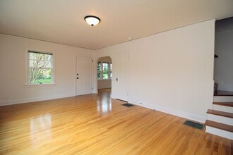 2703 NW Raleigh St in Portland, OR - Building Photo - Building Photo