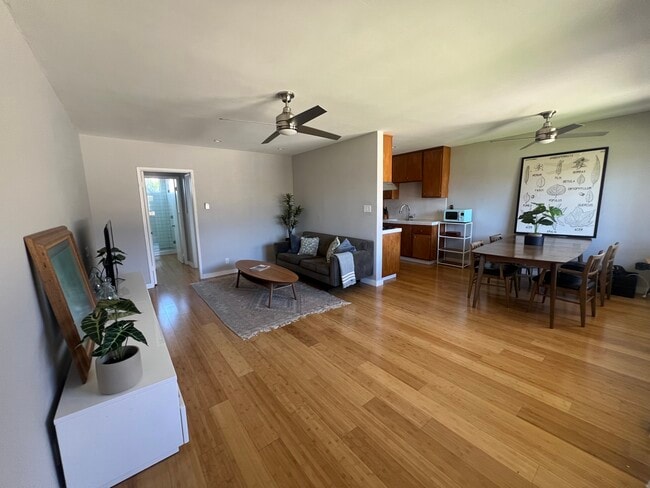 Machado Towers in Los Angeles, CA - Building Photo - Building Photo