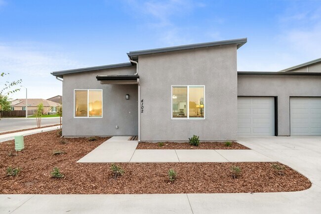 6 S Emerald Ct in Visalia, CA - Building Photo - Building Photo