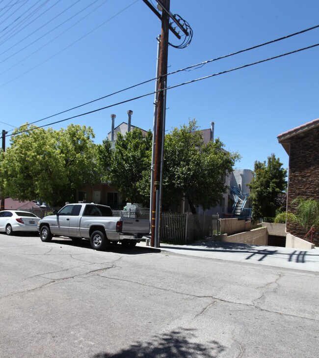 10205 Hillhaven Ave in Tujunga, CA - Foto de edificio - Building Photo