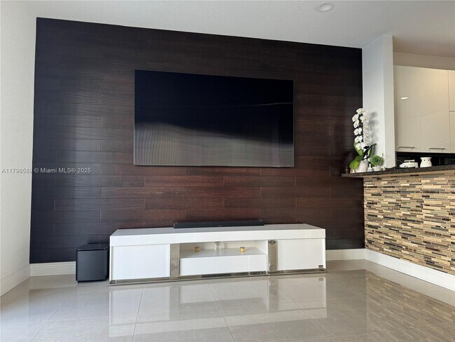 8162 NW 114th Pl in Doral, FL - Building Photo - Building Photo