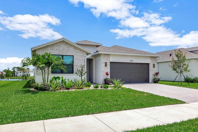 5795 SE Sky Blue Cir in Stuart, FL - Building Photo - Building Photo