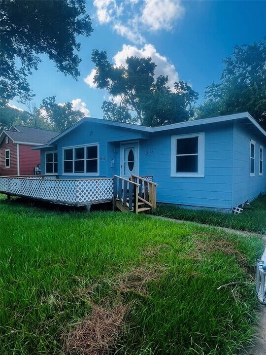 2010 Bogatto St in La Marque, TX - Building Photo