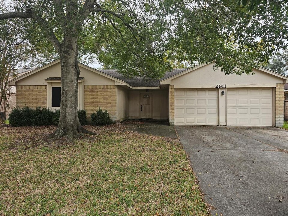 2811 Forest Point Dr in League City, TX - Building Photo