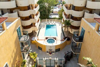 Surfside Palms in Surfside, FL - Foto de edificio - Building Photo