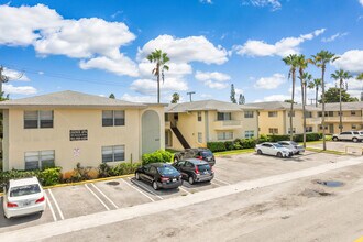 Chateaux Apartments in Palm Springs, FL - Building Photo - Building Photo