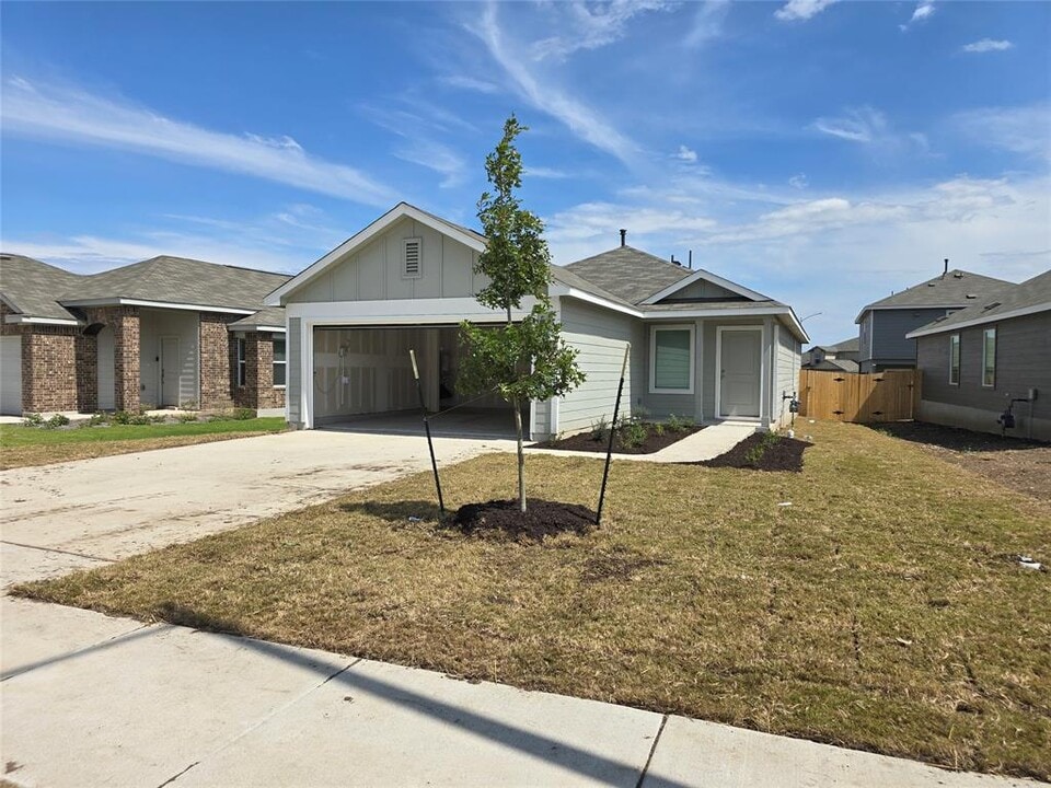 1036 Soapstone Pass in Maxwell, TX - Building Photo