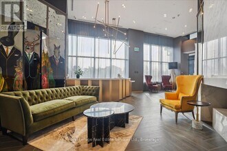 395 Dundas St W in Oakville, ON - Building Photo - Building Photo