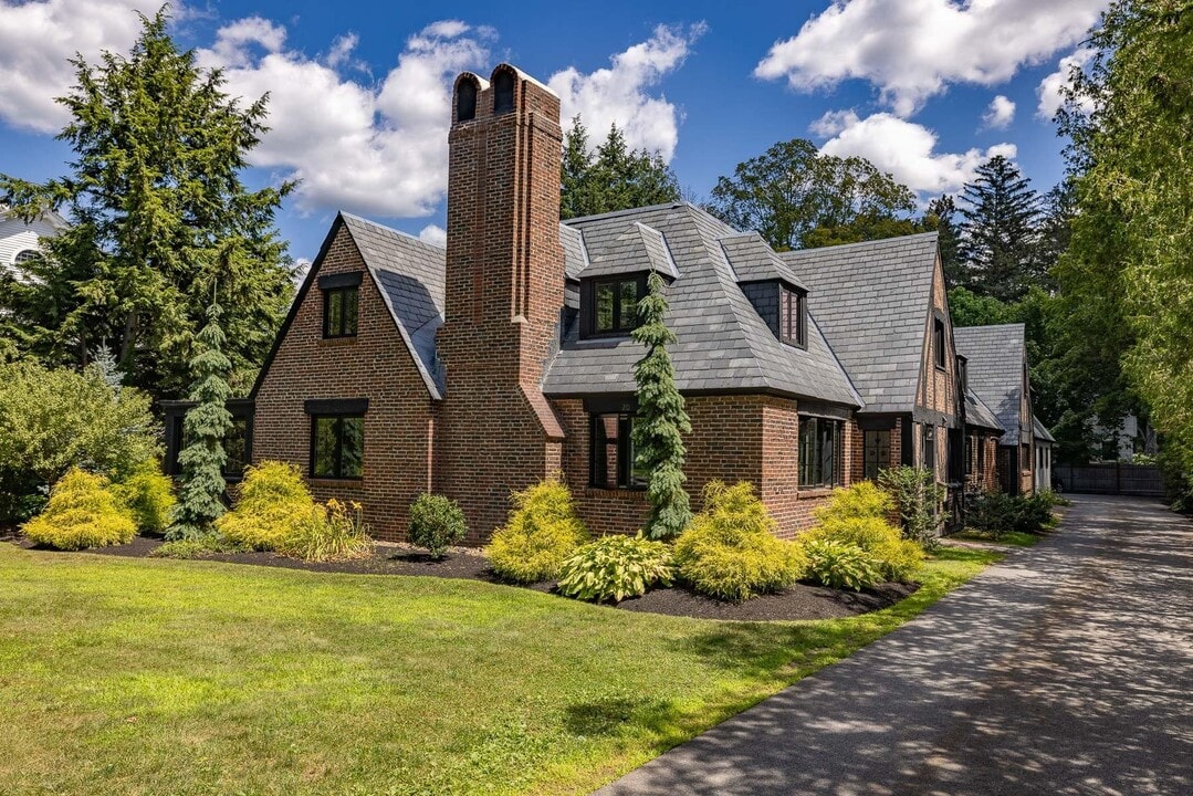 20 Pine St in Exeter, NH - Building Photo