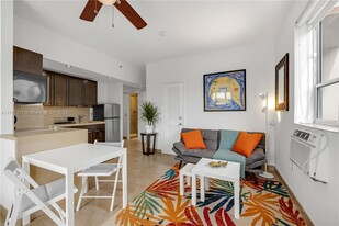 255 W 24th St in Miami Beach, FL - Building Photo