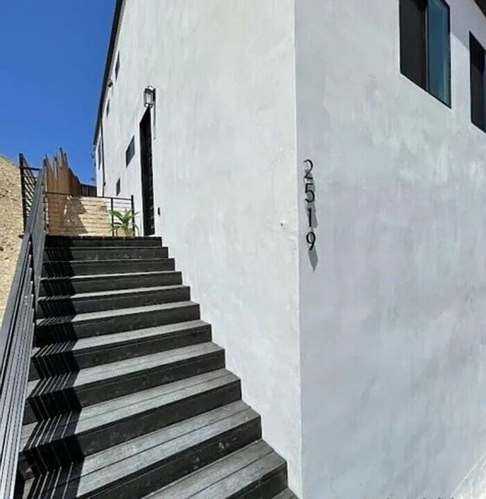 2519 Onyx Dr in Los Angeles, CA - Foto de edificio