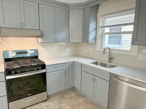 76 Front St, Unit 2nd floor Unit in North Arlington, NJ - Building Photo - Building Photo