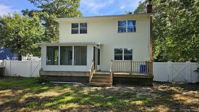 81 Parkwood Dr in Mastic Beach, NY - Building Photo - Building Photo