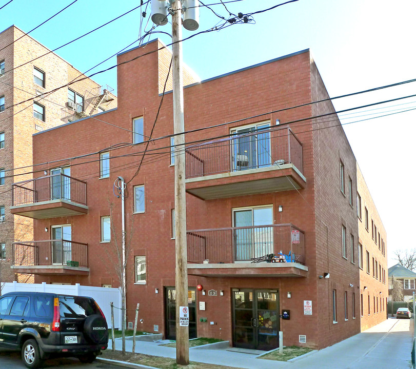 10-30 Neilson St in Far Rockaway, NY - Building Photo