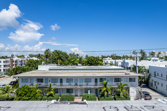 Henderson Apartments in Miami Beach, FL - Building Photo - Building Photo