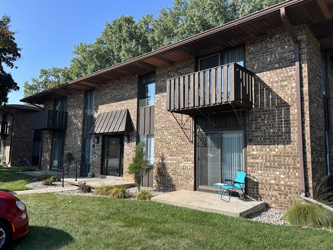 Douglas Place in Appleton, WI - Building Photo - Building Photo